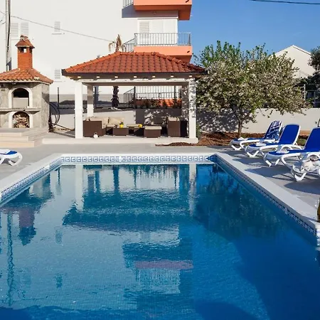 Cozy Modern With Swimming Pool 4+1 Апартаменты
